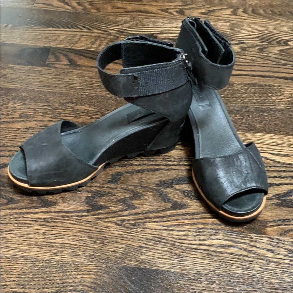 Sorel wedge sandals size 8